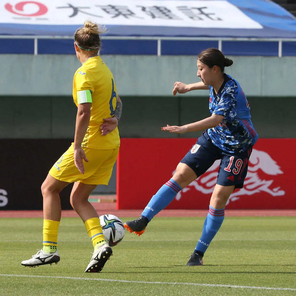 ＜サッカー女子日本代表・ウクライナ代表＞前半41分、この日自身2得点目のゴールを決めた塩越（右）（撮影・西海健太郎）