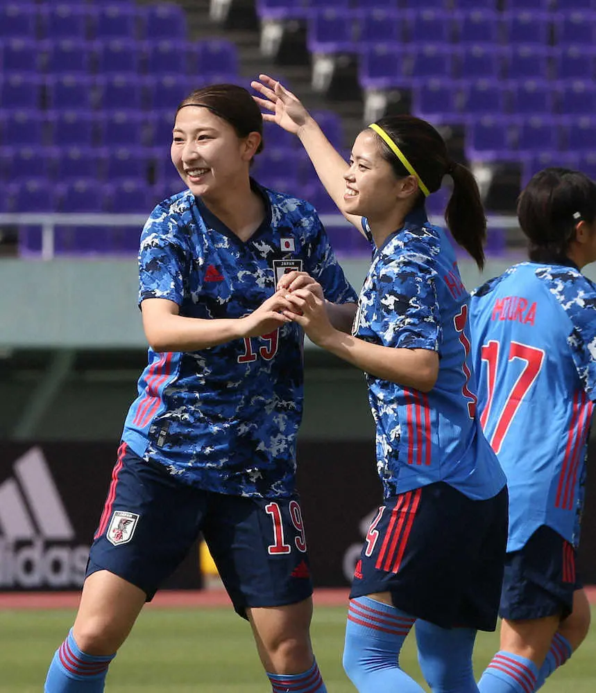 ＜サッカー女子日本代表・ウクライナ代表＞前半5分、この日自身1得点目のゴールを決めた塩越（左）は長谷川と喜ぶ（撮影・西海健太郎）