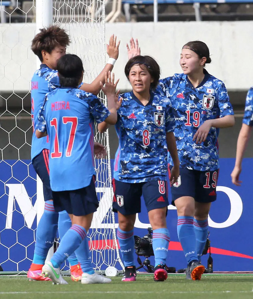＜サッカー女子日本代表・ウクライナ代表＞後半13分、この日自身2得点目となるゴールを決めた岩渕（右から2人目）は塩越（右）菅沢（左）らと喜ぶ（撮影・西海健太郎）