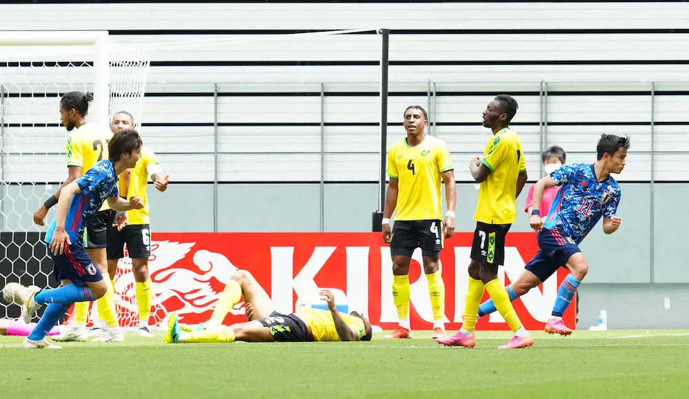 ＜U－24日本代表・ジャマイカ代表＞前半、ゴールを決めて喜ぶ久保（右端）。ジャマイカ代表イレブンは落胆（撮影・小海途　良幹）