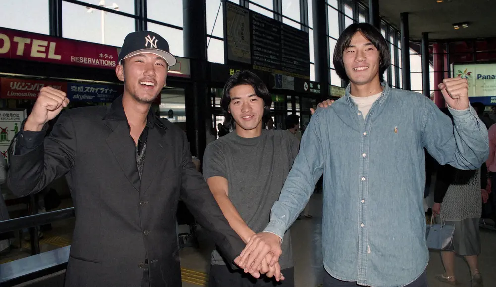 サッカー留学を終えて帰国した桜井孝司(左)、深沢仁博(中央)、根引謙介（1997年撮影）
