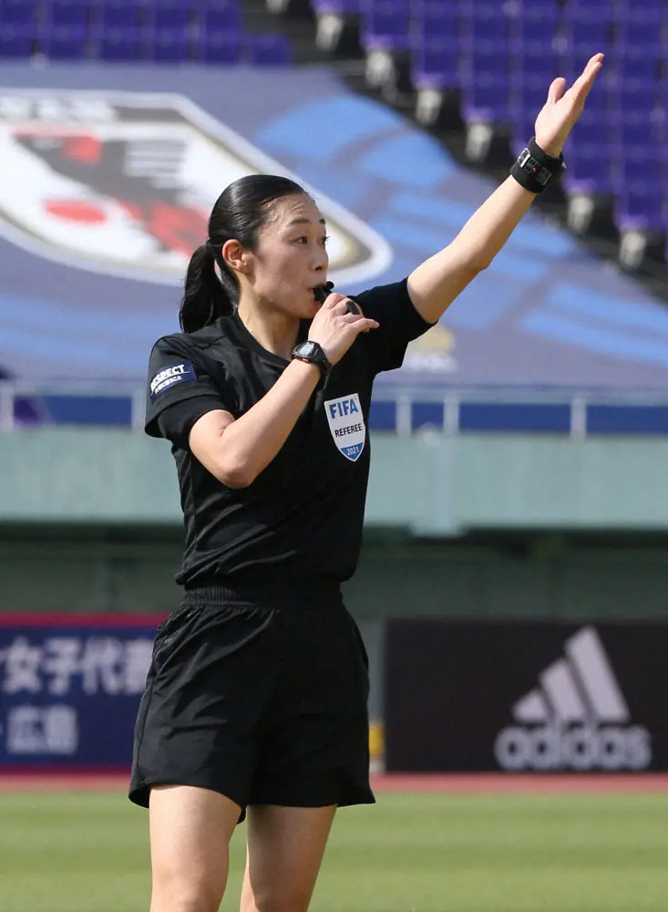 21年6月、サッカー女子日本代表―ウクライナ戦の前半、笛を吹く山下良美主審