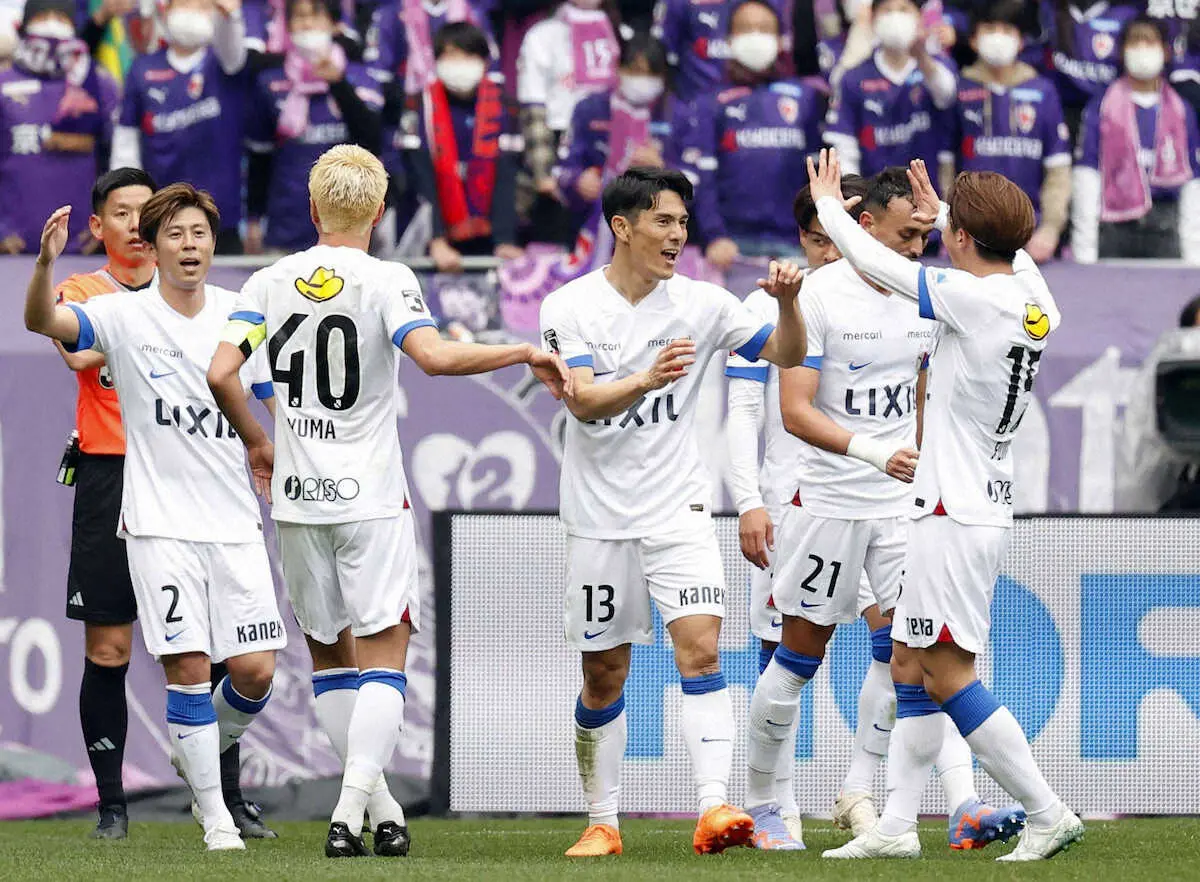 　京都―鹿島　前半、チーム2点目のゴールを決め、喜ぶ知念（中央）ら鹿島イレブン