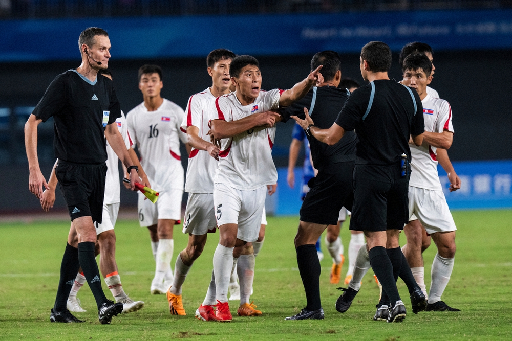 <日本2-1北朝鮮>試合終了後、鬼気迫る表情で主審に猛抗議する北朝鮮代表選手ら