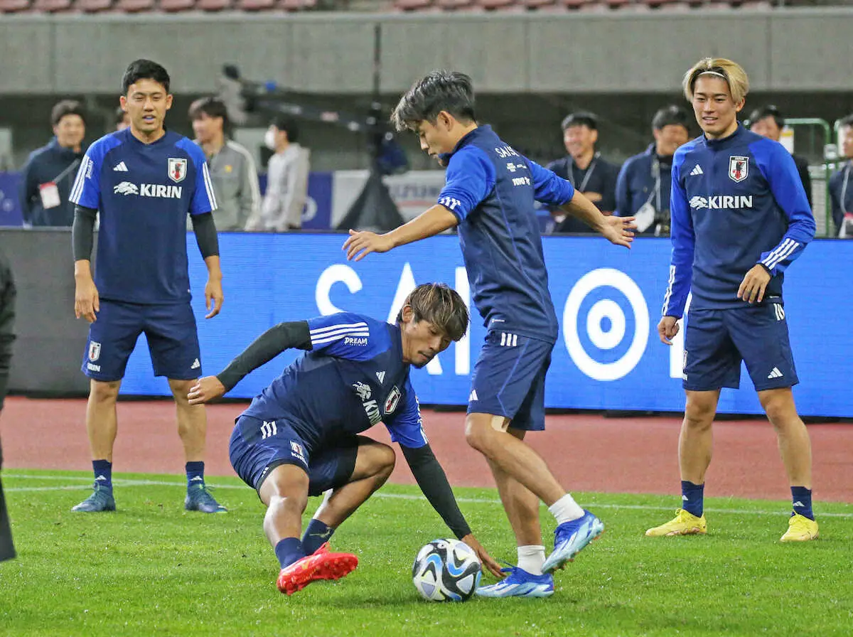 ＜サッカー日本代表練習＞練習に汗を流す（左から）遠藤、守田、久保、中村（撮影・西海健太郎）