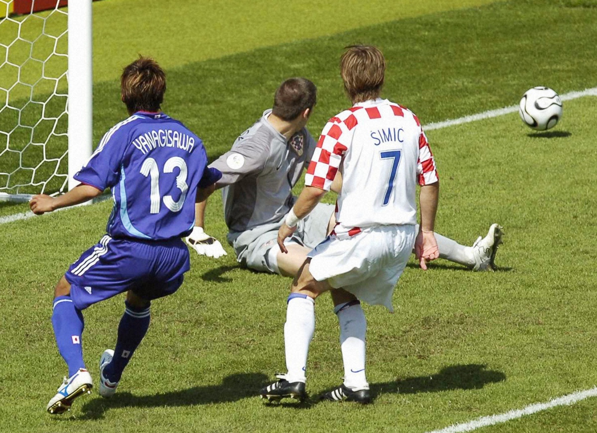 2006年サッカーＷ杯ドイツ大会・クロアチア戦の後半、決定的なシュートを外すＦＷ柳沢敦（左）