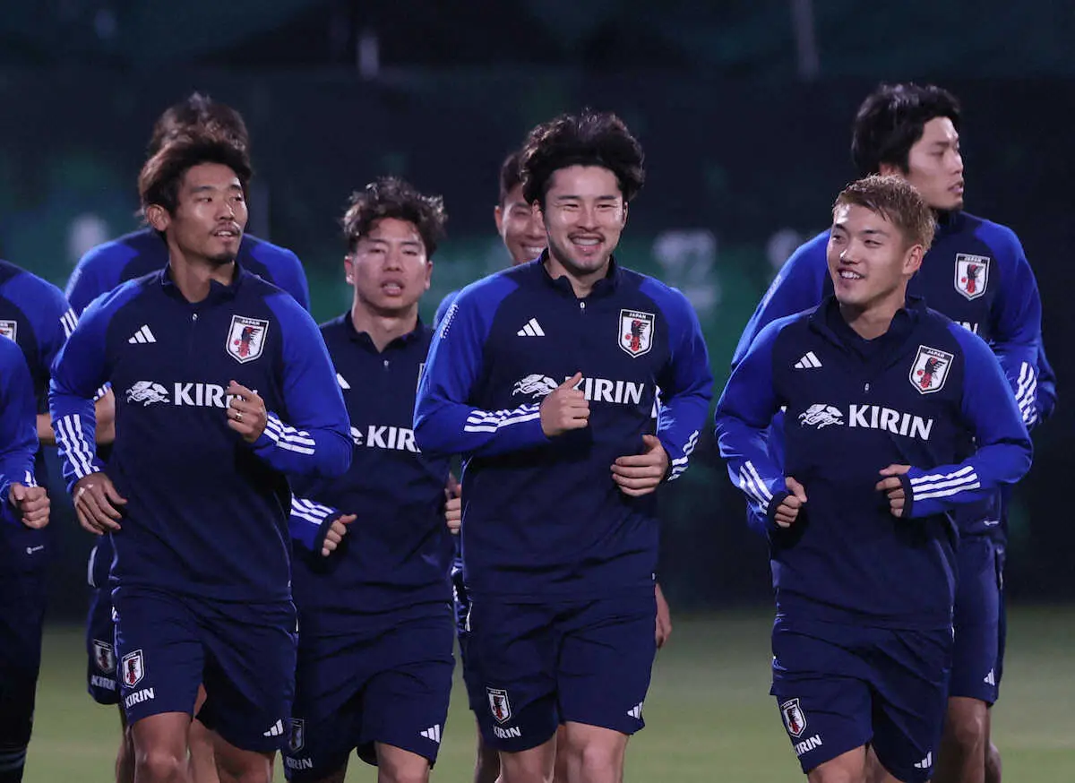 ＜サッカー日本代表練習＞ランニングする（前列左から）守田、中山、堂安（撮影・西海健太郎）