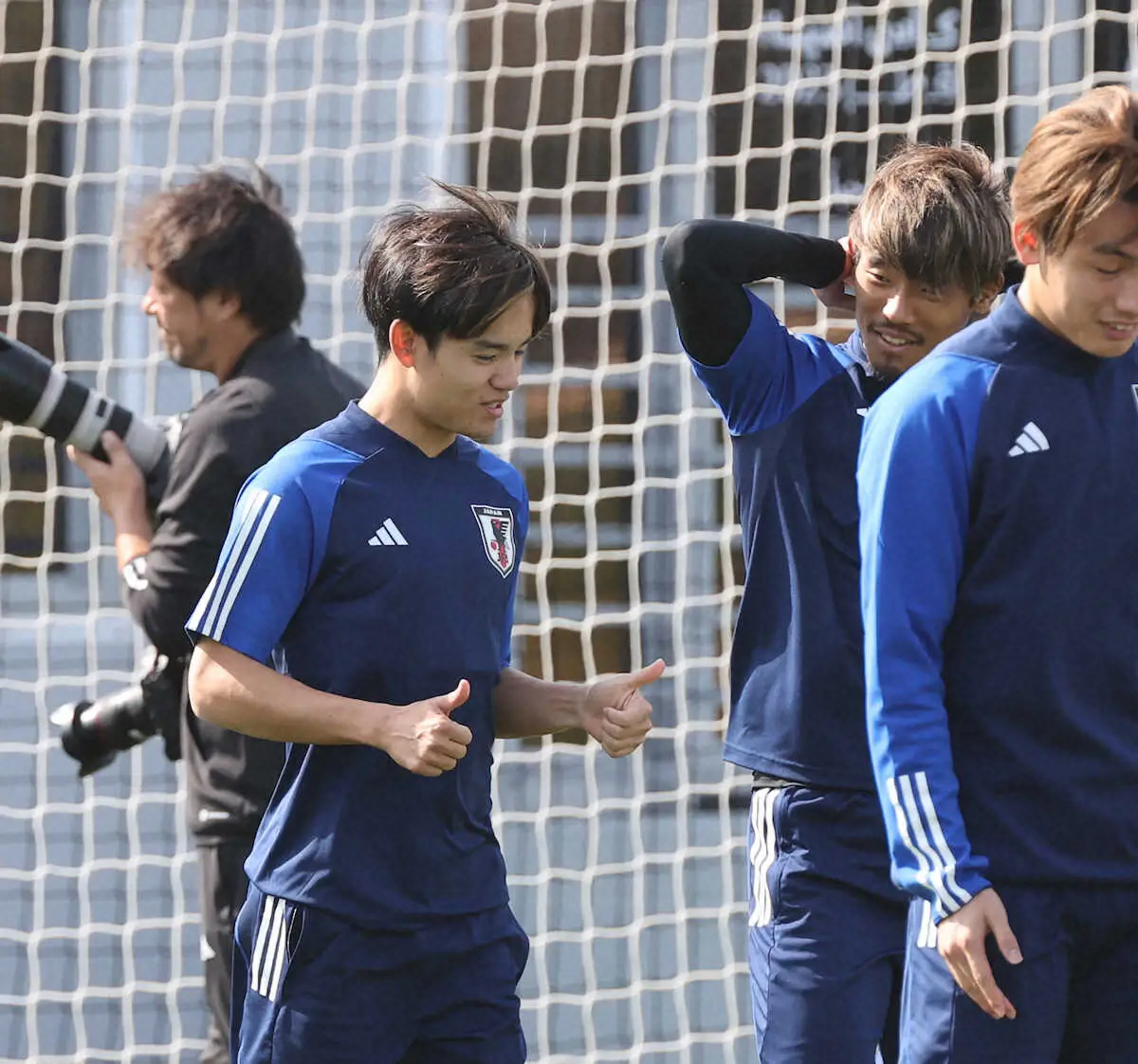 ＜サッカー日本代表練習＞守田と話している際にサムアップポーズをする久保（左）（撮影・西海健太郎）