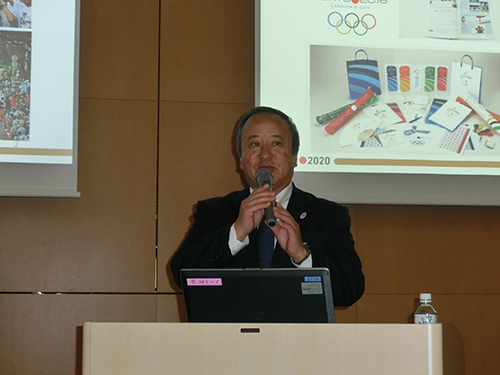 武蔵野大学で行われた特別講演会「２０２０年東京オリンピック・パラリンピックに向けて」で話す雑賀真氏