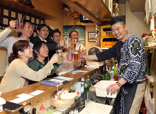 モツ焼き店「豪」の開店３周年を祝い乾杯する店主・田倉豪運さん（右）と常連客