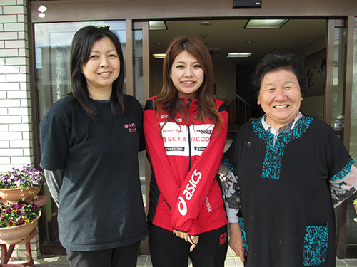 中川静香さんを中心に母・早苗さん（左）祖母・寿美子さんの「海女一家」