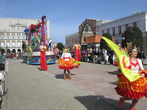 ゲストも参加できるスペイン村のパレード