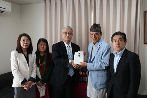 ネパール大使館で東日本国際大学から募金の目録が手渡された