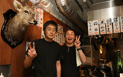 柴田店長（左）と能勢総括。厨房（ちゅうぼう）での掛け合いは絶妙だ