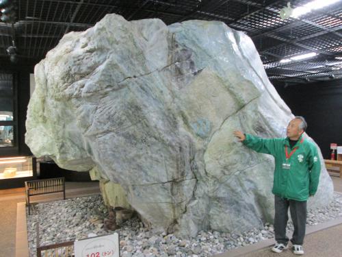 翡翠ふるさと館に展示された世界最大のヒスイの原石