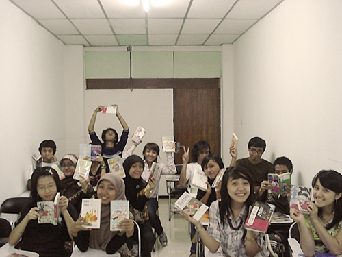 １万冊目を寄贈するインドネシアの学校(前回寄贈時の模様)