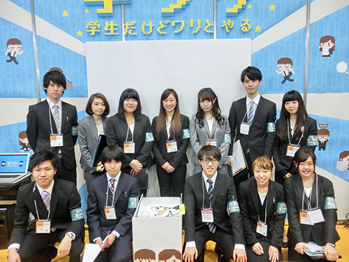 日頃の活動成果を発表した文京学院大のアニメジャパン2016実行委員会の学生たち