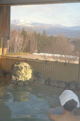 秋田県側の山々を望みながら入浴できる「八幡平リゾート」の露天風呂