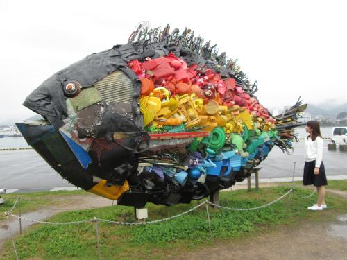 宇野港に設置された漂流物のオブジェ「宇野のチヌ」。ゴミや不要品で造られているのがユニーク