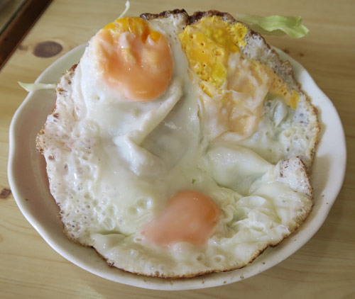 仰天の「目玉焼き」。卵３個がウエルダン、ミディアム、レアに焼き分けてある。凄いワザだ