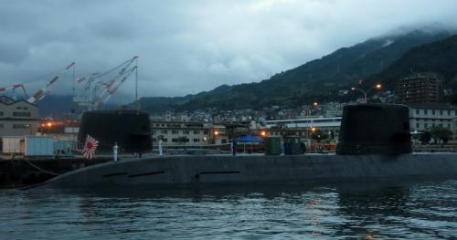 夕呉クルーズで見られる潜水艦。上では日の入り時刻にラッパの吹奏などが行われる
