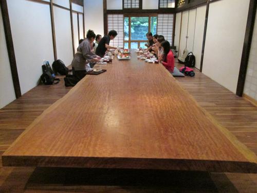 古民家レストラン「藤松」のブビンガ製の１枚板テーブル味わうランチは格別