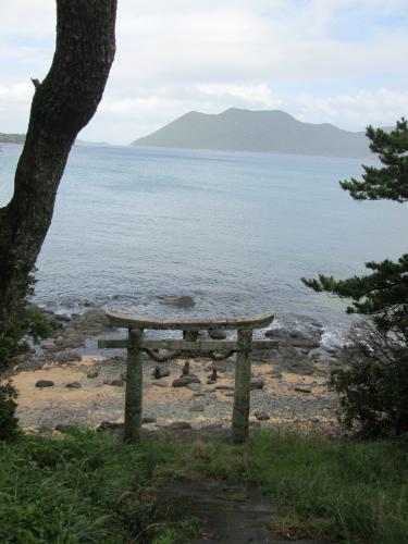 地ノ神島神社の鳥居。対面の野崎島中腹に分祀の沖ノ神島が見える