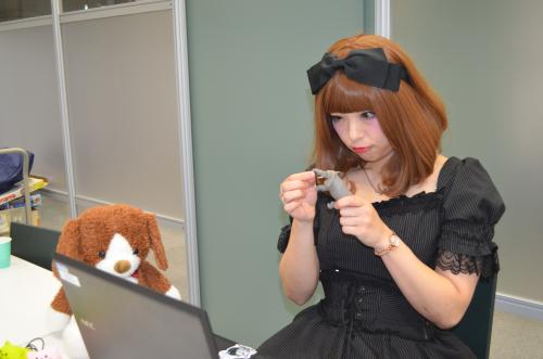 タカラトミー本社で、動物のミニチュア玩具「アニア」を手に取って細部を確認する吉田沙也加さん