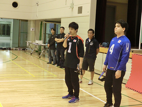 学生たちにゴールボールの凄さ、楽しさを伝える（右から）ゴールボール男子日本代表のキャプテン信澤用秀選手、同・副キャプテンの小林裕史選手