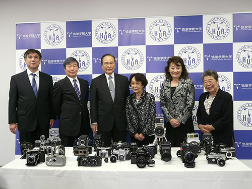カメラを前にして朝倉愛子氏（右から３人目）に感謝状が贈呈された