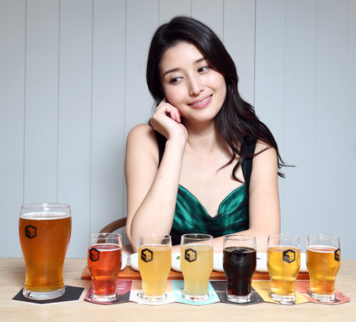 どのビールを飲むか悩む橋本マナミ