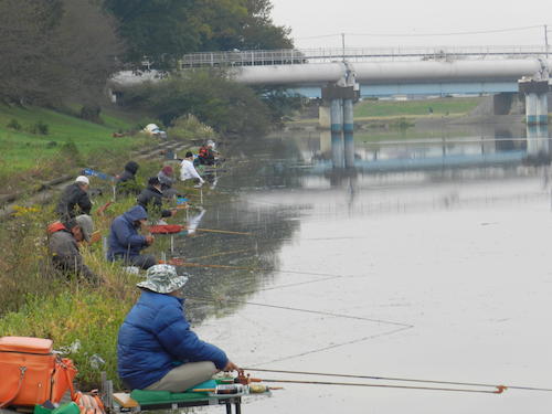 びん沼橋周辺には釣り人がズラリ