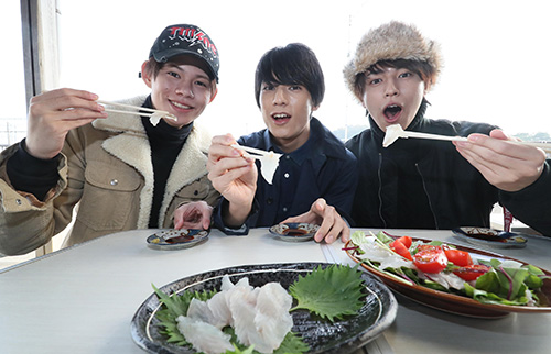 イシモチ料理を堪能する（左から）カイ、ユースケ、タカシ