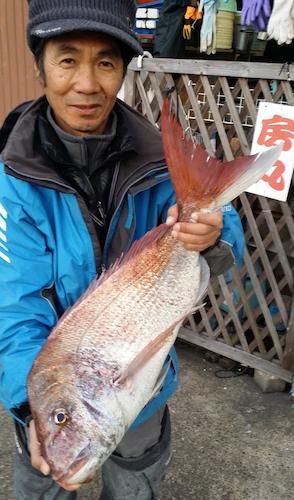 ５キロの大型マダイを釣った鈴木さん