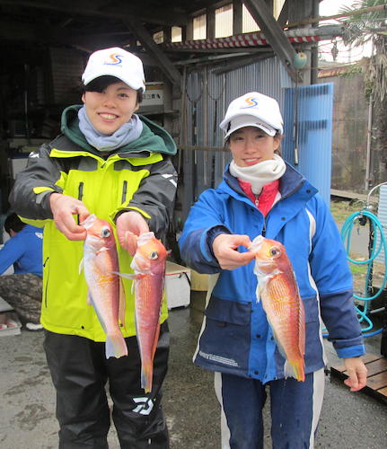 釣果に笑顔の松田さん（左）と小川さん　　　　　　　　　　　　　　　　　　　　　　　　　　　　　　　