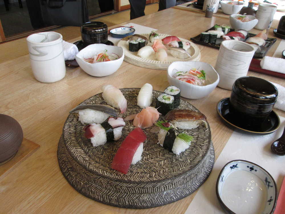 笠間焼にのせられた魚福の寿司。ランチとは思えない豪華さだ　　　　　　　　　　　　　　　　　　　　　　　　　　　　　　