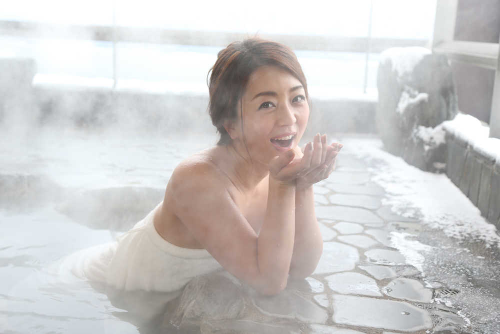 「遊山の里とどとき」の展望露天風呂で雪を手のひらに乗せる祥子