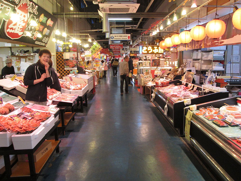 鮮魚店や飲食店が並ぶ敦賀の日本海さかな街