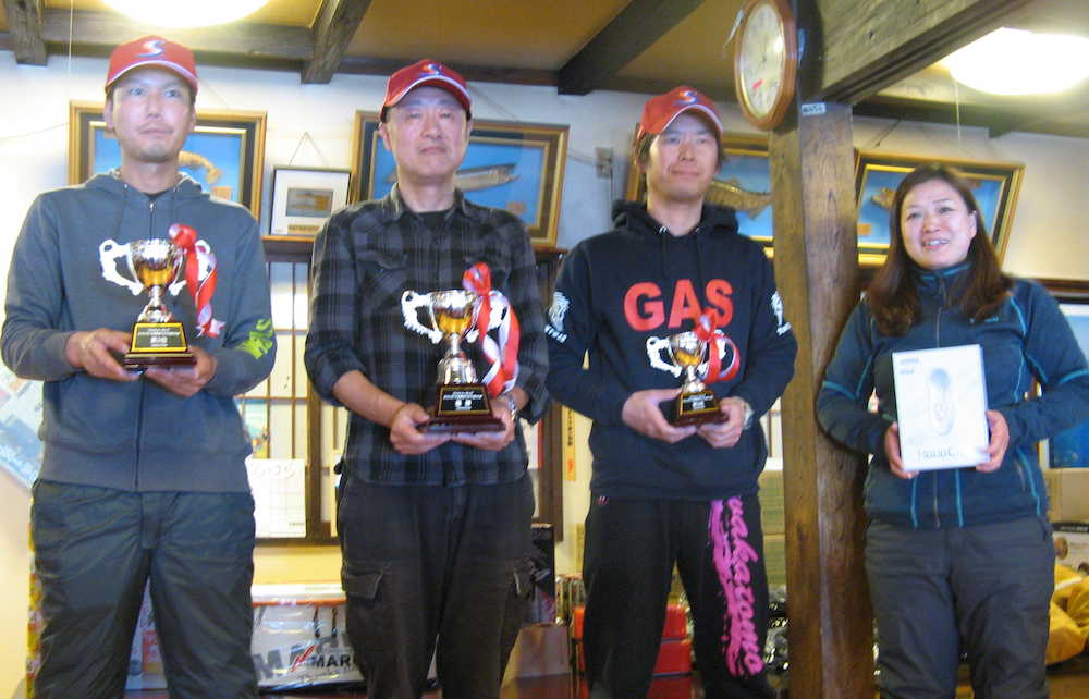 左から２位の三浦さん、優勝の石井さん、３位の横山さん、レディース賞の渡辺さん