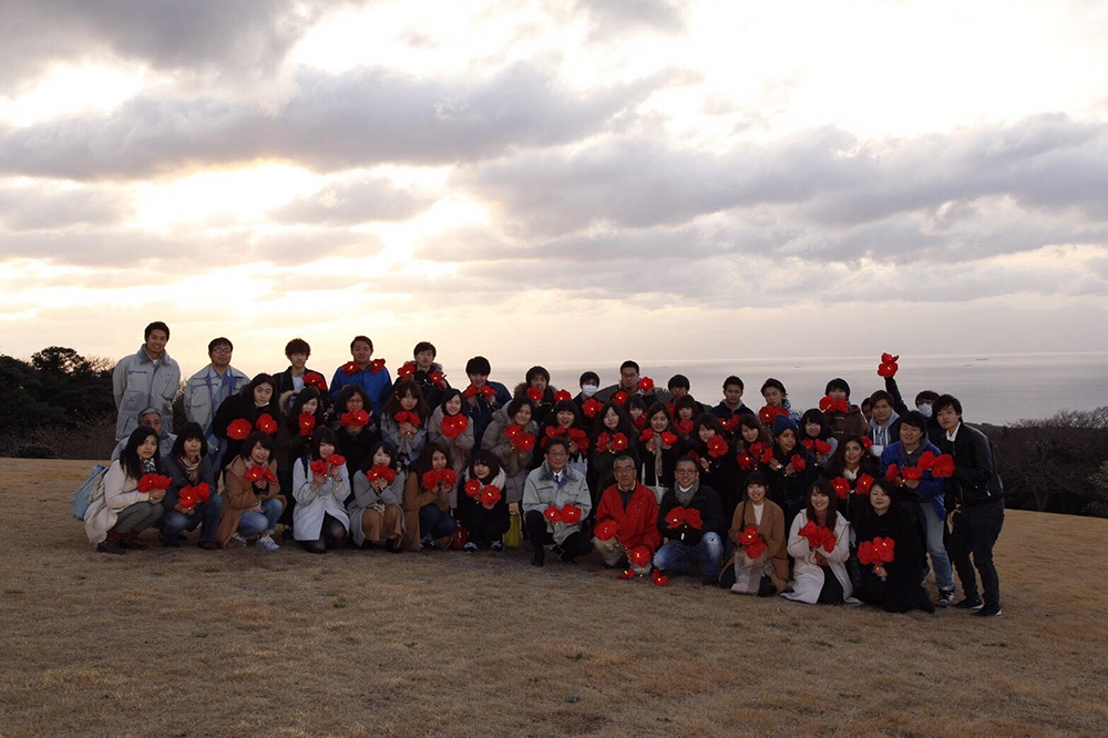 プロジェクトに参加した大学生４１1人とシマーズ島津社長、大島町橘田副町長らと記念撮影