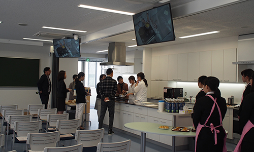 昭和女子大学で行われたグルテンフリー料理の調理と試食会