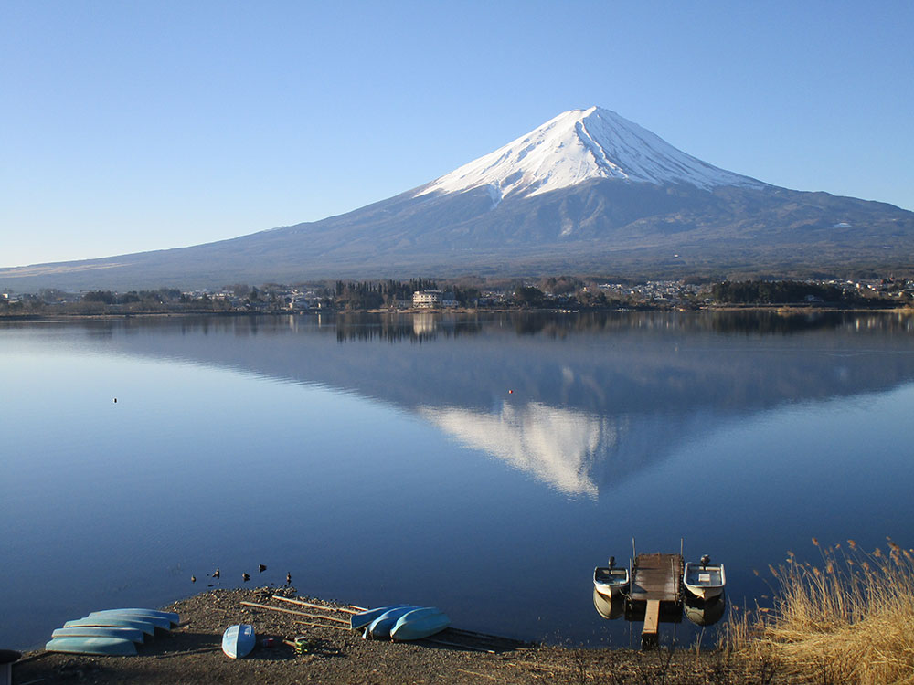 早朝、「旅館・北浜荘」の２階から見た美しい逆さ富士