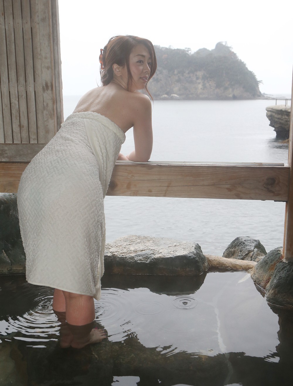 格子戸から見える三四郎島とアルカリ性単純温泉に祥子もウットリ
