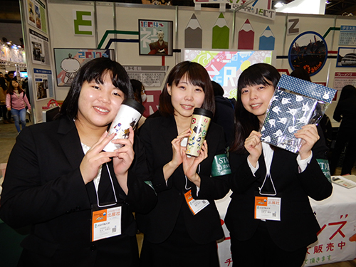 東日本大震災遺児支援プロジェクト「ブレーメンズ」チャリティーグッズを手にする学生たち