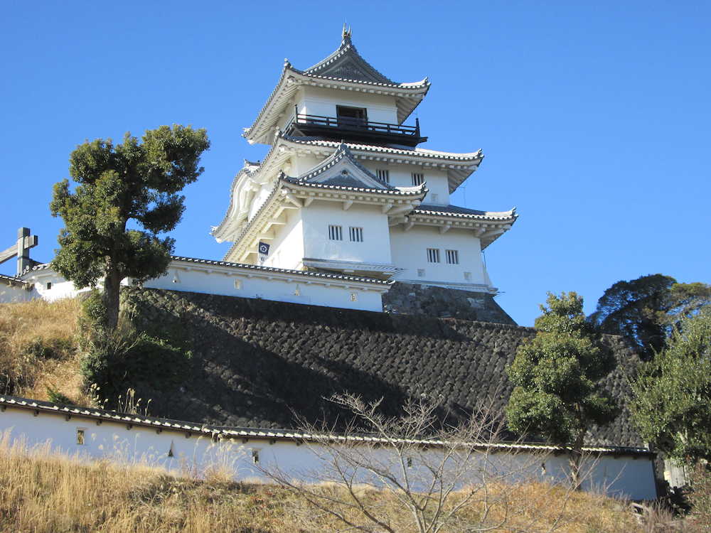 城下で直親が暗殺されたといわれる掛川城。３層４階の天守閣が美しい