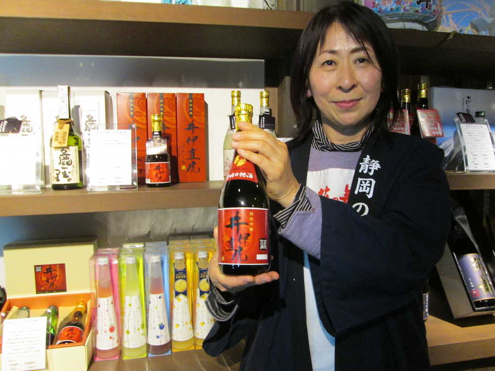 ドラマとともに発売された純米吟醸「井伊直虎」。赤ラベルが印象的　　　