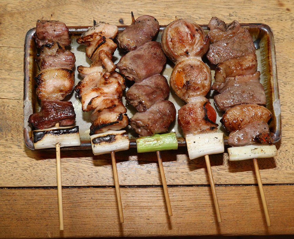 弁慶の串焼き（左から）カシラ、上ミノ、カモハツ、トマトバラ、和牛ランプ
