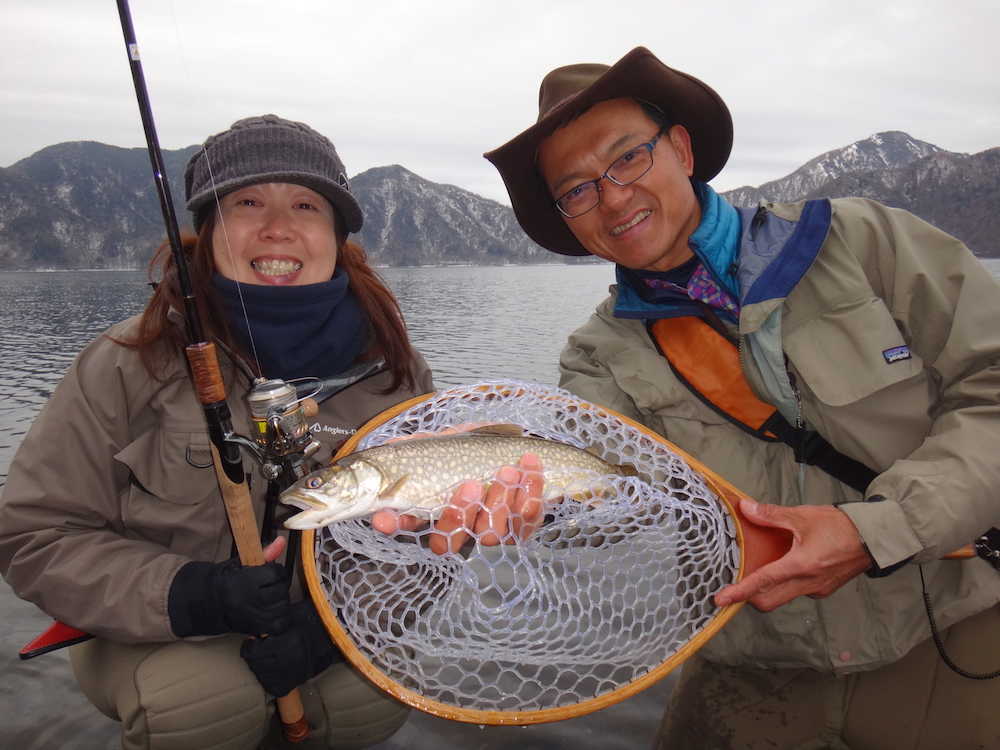 ３３センチのレイクトラウトを釣った阿部広美さん。右は筆者　　　　　　　　　　　　　　　　　　　　　　　　　　