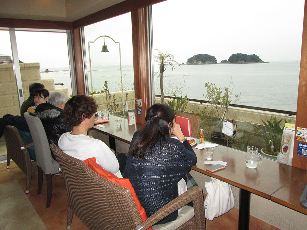 南部湾の眺望が美しい「カフェ・ド・マンマ」。料理のおいしさも倍増だ