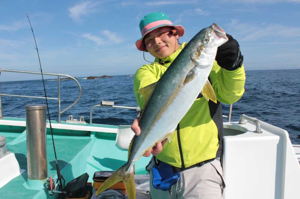 新井さんはルアーで２キロのカンパチを釣り上げた